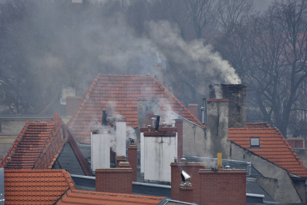 Dużo kominów, z których leci dym.