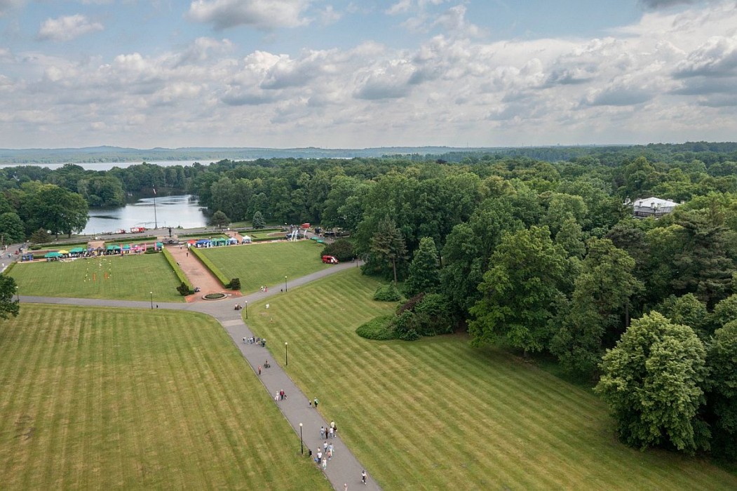 Widok na park w Świerklańcu z lotu ptaka.