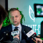 Wywiad z Członkiem Zarządu Województwa Śląskiego, kilka mikrofonów z logo mediów skierowanych w jej stronę, w tle napis „Climate-Con