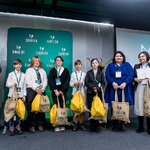 Uczestnicy na scenie z torbami i certyfikatem podczas wręczenia nagród na konferencji „Climate-Con”